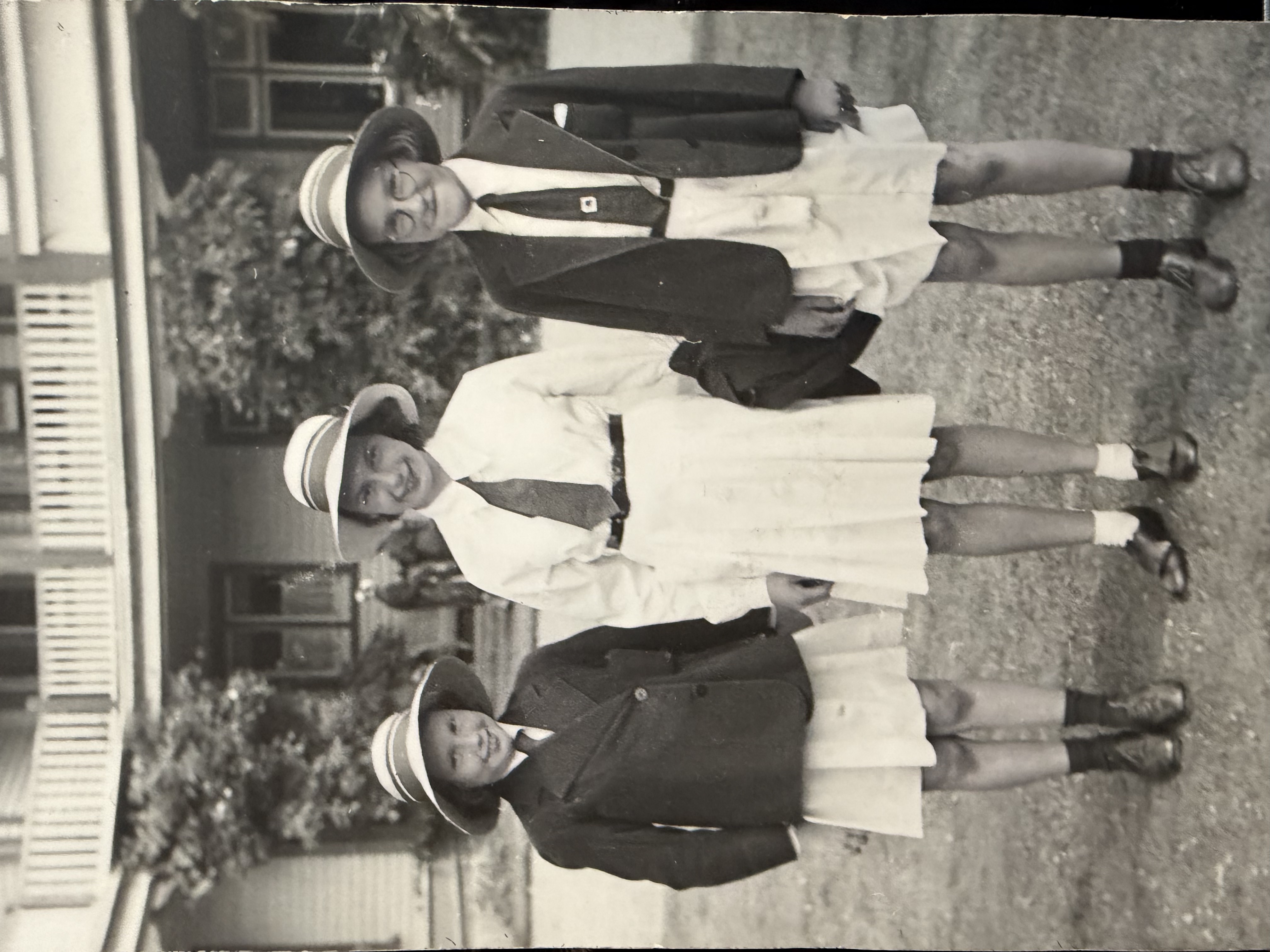 Shell in centre with friends, Chilton St James 1944